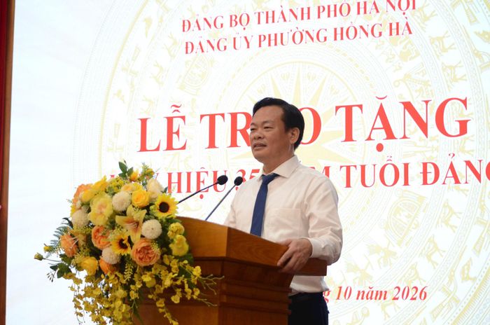 Thành ủy viên, Bí thư Đảng ủy phường Hồng Hà Bùi Tuấn Anh phát biểu chúc mừng tại buổi lễ. Ảnh: PV