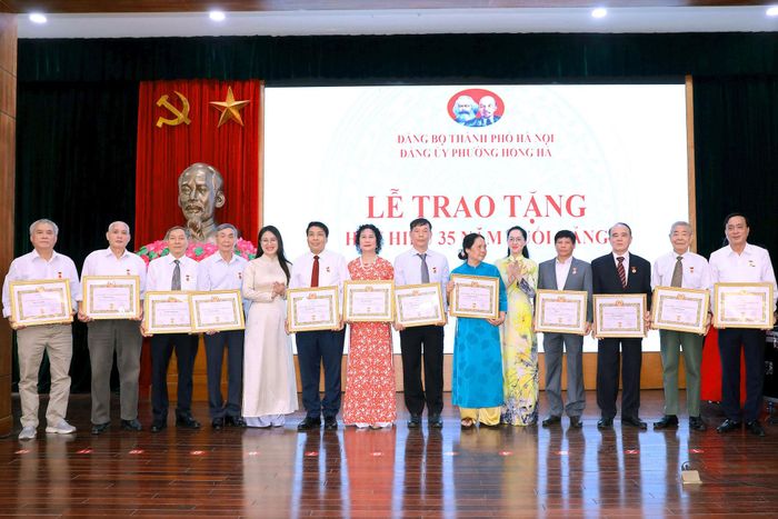 Lãnh đạo phường Hồng Hà trao Huy hiệu 35 năm tuổi Đảng cho các đảng viên. Ảnh: PV