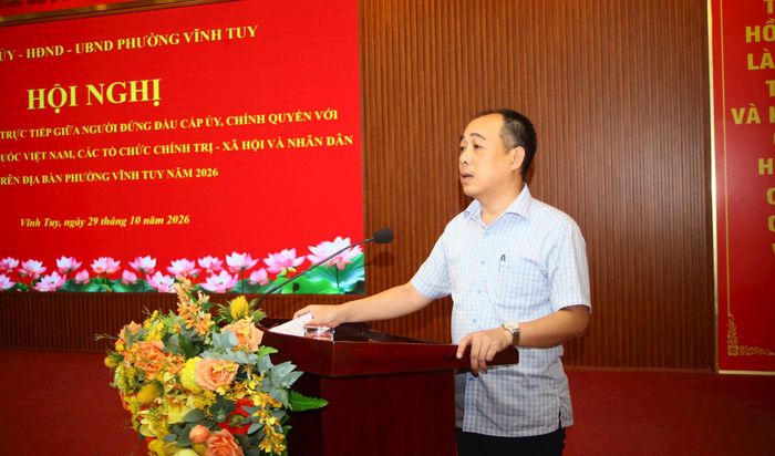 Phó Chủ tịch UBND phường Vĩnh Tuy Lê Hoàng Đức trả lời các ý kiến, kiến nghị của nhân dân tại hội nghị. Ảnh: Việt Thắng