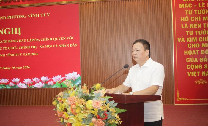 Chủ tịch UBND phường Vĩnh Tuy Vũ Văn Hoạt phát biểu, tiếp thu ý kiến đóng góp của các đại biểu và nhân dân tại hội nghị. Ảnh: Việt Thắng