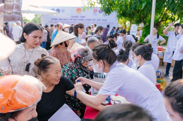 Đông đảo người dân đến khám sức khỏe, sàng lọc nguy cơ. Ảnh: Duy Ánh