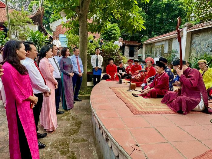 Nhà văn hóa – Khu thể thao Xuân La 2, phường Xuân Đỉnh gắn kết với không gian đình Quán La trở thành điểm hẹn văn hóa, nghệ thuật của người dân. Ảnh: Hoàng Lân.