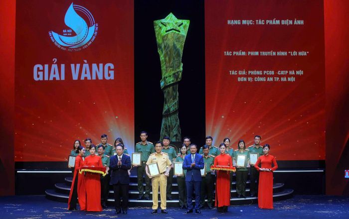 Đại diện Ban Chỉ huy Phòng CSGT cùng ekip nhận Huy chương Vàng cho tác phẩm video số "Lời hứa" tại Lễ bế mạc Liên hoan Truyền hình, Phát thanh, Điện ảnh CAND lần thứ XV (tối 27-10-2026 tại Nhà hát Hồ Gươm). Ảnh PV