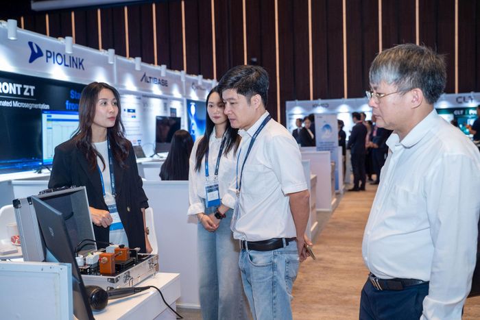 Bên lề diễn đàn là hoạt động kết nối giao thương giữa cộng đồng công nghệ hai nước. Ảnh: V.H