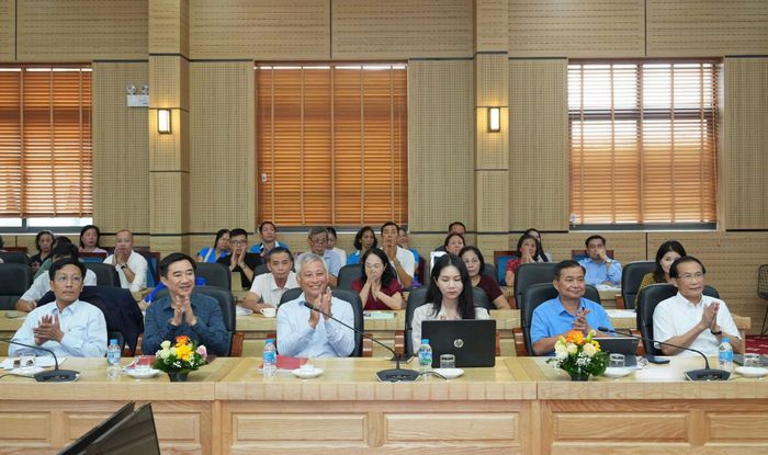 Tọa đàm “Chuyển đổi phương tiện xanh: Gỡ nút thắt hạ tầng cho chung cư Hà Nội” với sự tham gia trao đổi của các chuyên gia, nhà quản lý,... đã thu hút sự quan tâm của nhiều người dân và phóng viên . Ảnh: Ngọc Tú