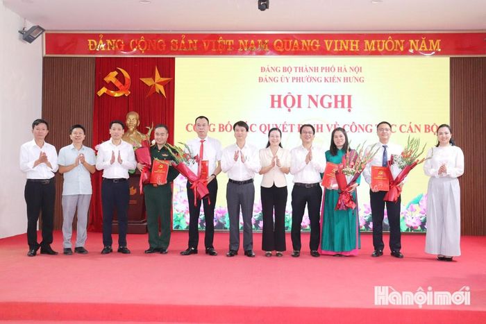 Lãnh đạo phường trao quyết định điều động, bổ nhiệm cán bộ tại hội nghị. Ảnh: Tuấn Điệp