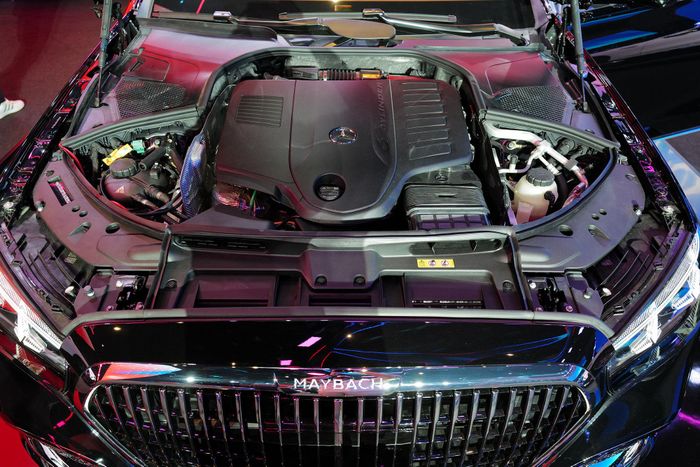 Khối động cơ điện hóa với 6 xy lanh trong Mercedes-Maybach S580 e. Ảnh: PV