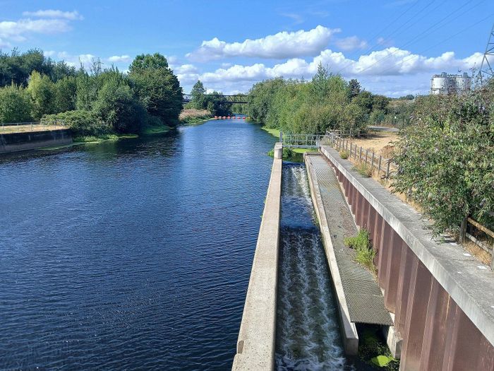 Đường dẫn giúp cá vượt đập trên sông Aire, gần thành phố Leeds (Anh). Ảnh: Geograph