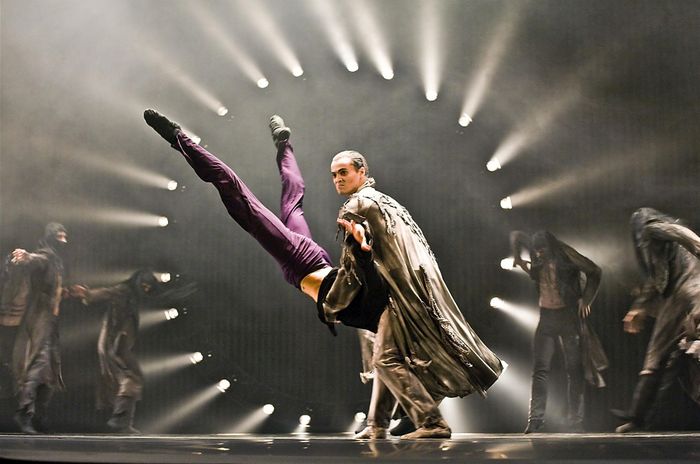 Các nghệ sĩ Eifman Ballet thể hiện động tác nâng đỡ trong vở “Eugene Onegin”. Ảnh: Vyacheslav Arkhipov