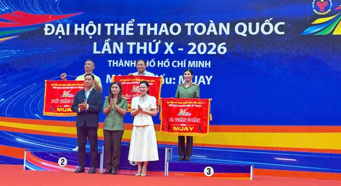 Trao giải Nhất toàn đoàn cho đội Muay Hà Nội. Ảnh: Dương Ngọc