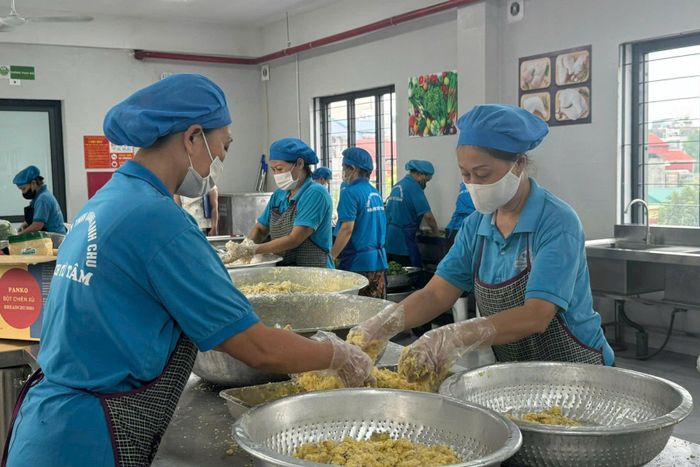 Khu vực sơ chế, chế biến phục vụ bữa ăn bán trú của Trường Tiểu học Bế Văn Đàn. Ảnh: Mai Hoa