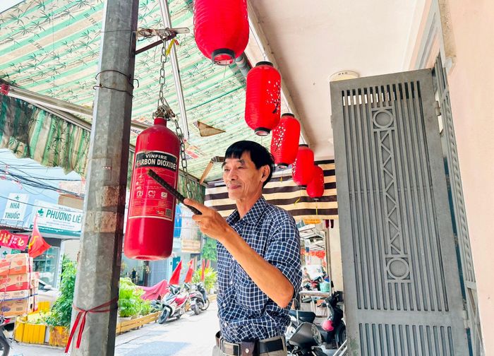 Kẻng báo động được treo tại vị trí thuận lợi trong tổ dân phố để kịp thời thông báo khi có sự cố. Ảnh: Trần Oanh