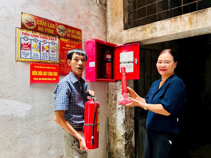 Bí thư Chi bộ Nguyễn Lệ Thanh và Tổ trưởng Tổ hòa giải Phạm Xuân Trường kiểm tra phương tiện phòng cháy chữa cháy tại các ngách. Ảnh: Trần Oanh