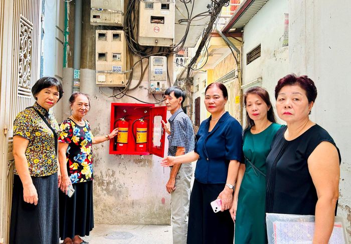 Tủ đựng bình chữa cháy và búa được lắp đặt tại các ngách thuộc Tổ dân phố số 17. Ảnh: Trần Oanh