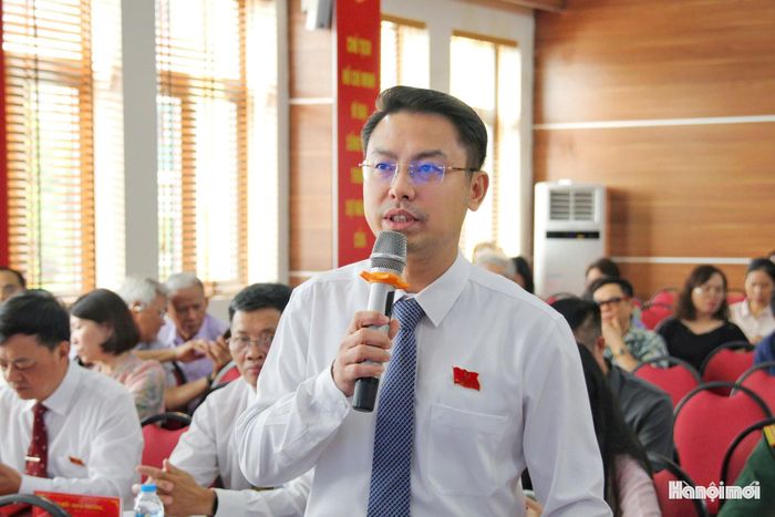 Phó Chủ tịch UBND phường Phú Thượng Bùi Thế Cường nhấn mạnh yêu cầu phát huy tinh thần trách nhiệm, đổi mới phương thức hoạt động của đội ngũ tổ trưởng tổ dân phố sau sắp xếp. Ảnh: Cao Kỳ