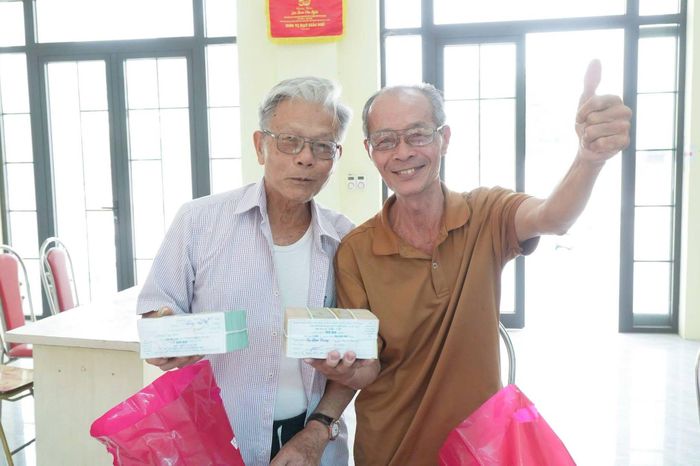 Các hộ dân phấn khởi nhận tiền bồi thường, hỗ trợ thực hiện dự án mở rộng quốc lộ 21B. Ảnh: Hoa Hồng