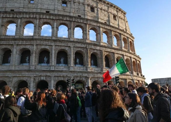  Tuần hành phản đối chiến tranh cạnh đấu trường Colosseum ở Rome, Italy, ngày 24/10/2026. Ảnh: Xinhua 
