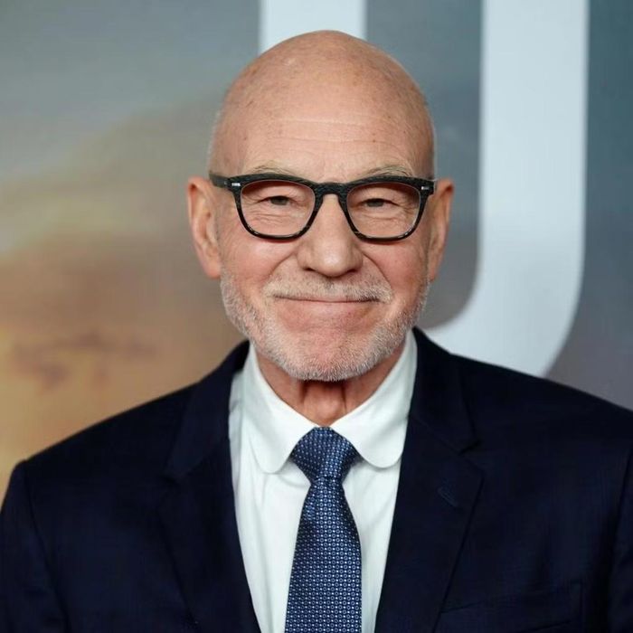  Sir Patrick Stewart sớm quen thuộc với khán giả từ năm 2000 qua nhân vật Charles Xavier, như một thương hiệu của ông. 