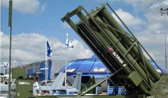 Phiên bản đầu tiên mang tên Barak 1 được tạo ra như một hệ thống tầm ngắn đặt trên tàu chiến để bảo vệ mục tiêu mặt nước khỏi mối đe dọa từ tên lửa hành trình chống hạm.