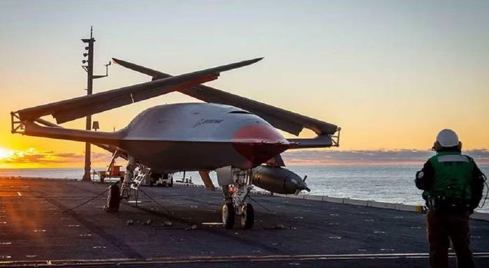 Khi quan sát hình dáng MQ-25A, người xem có thể nhận thấy thân máy bay và cánh được thiết kế theo cấu hình khác với nhiều UAV có cánh thẳng thông thường.