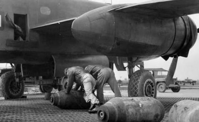 Qua các biến thể, B-25 có thể được trang bị cấu hình ném bom truyền thống hoặc tăng cường súng máy để công kích tầm thấp. Máy bay hoạt động tại nhiều chiến trường, đặc biệt là khu vực Thái Bình Dương.
