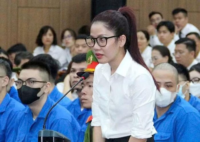 Bị cáo Nguyễn Thanh Tâm (bạn gái Mr Pips) trả lời thẩm vấn trước tòa.
