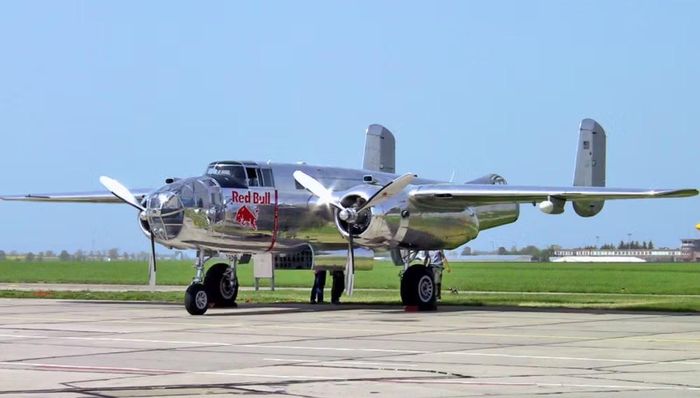 Ở một số cấu hình, B-25J mang nhiều súng máy Browning cỡ 12,7 mm. Những khẩu súng bố trí ở mũi và hai bên thân máy bay có thể tập trung hỏa lực theo hướng bay.
