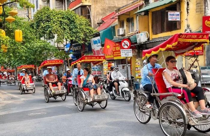 Du khách quốc tế trải nghiệm xích lô phố cổ Hà Nội. Ảnh: Minh Phượng