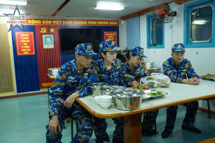 Các chiến sĩ dùng bữa trên tàu