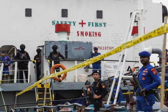 Cảnh sát Indonesia đứng gác trên MT Global 168 sau vụ bắt giữ 1,16 tấn ketamine tại Belawan vào ngày 23-10-2026