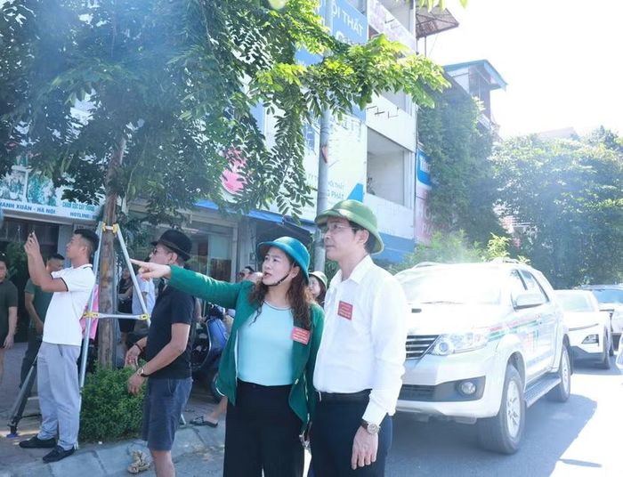 Phó Bí thư Đảng ủy, Chủ tịch UBND phường Tương Mai (Hà Nội) Đào Thu Hằng chỉ đạo tại công trình trong diện giải phóng mặt bằng