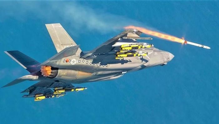 Chiến đấu cơ Lightning II chỉ có một chiến thắng trên không duy nhất, nhưng đó không phải trước tiêm kích mà là máy bay huấn luyện, khi F-35I Adir của Israel bắn hạ Yak-130 của Iran.