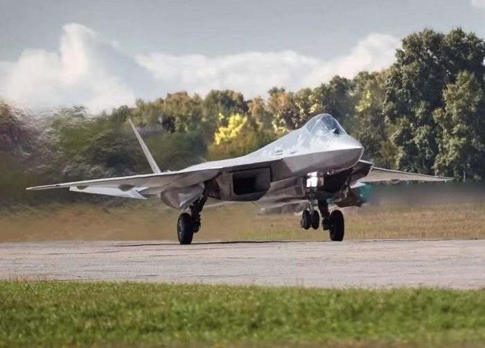 Theo truyền thông Nga, trong khuôn khổ chiến dịch quân sự đặc biệt, tiêm kích tàng hình Su-57 Felon thuộc thế hệ thứ năm đã tấn công đa dạng cả mục tiêu dưới mặt đất và trên không.