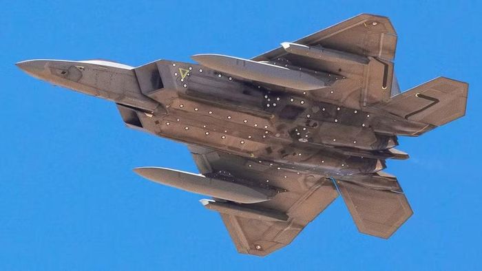 Đầu tiên là F-22, mặc dù được thiết kế để chiếm ưu thế trên không, nhưng Raptor mới chỉ có thành tích đánh chặn khinh khí cầu xâm nhập không phận Bắc Mỹ. Ngoài ra nó cũng từng được sử dụng để ném bom mục tiêu tại Syria và Afghanistan.