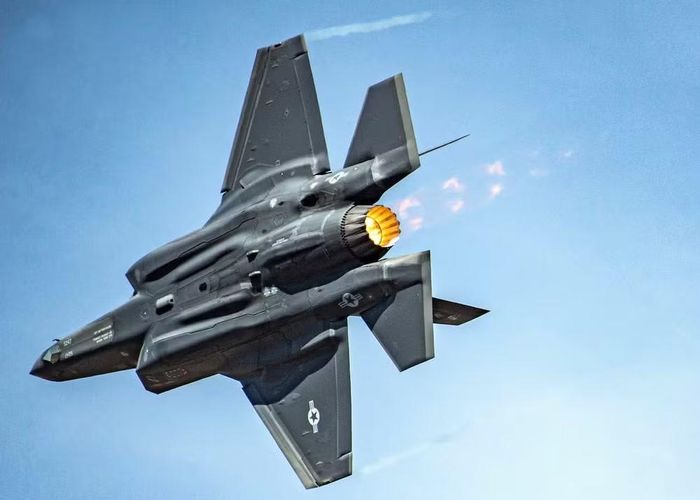 Mặc dù F-35 đã tích cực tham gia vào cuộc chiến Iran khi tấn công các mục tiêu mặt đất. Nhưng một trong số tiêm kích đã bị hư hại nghiêm trọng sau khi trúng tên lửa phòng không và chỉ có thể quay trở lại căn cứ trong khu vực một cách rất khó khăn.