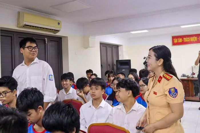 Đại diện Phòng CSGT hỏi đáp các kiến thức pháp luật về giao thông đường bộ