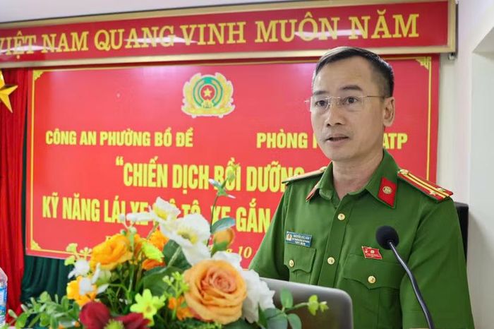 Trung tá Nguyễn Đức Văn, Phó Trưởng Công an phường Bồ Đề phát biểu tại hội nghị
