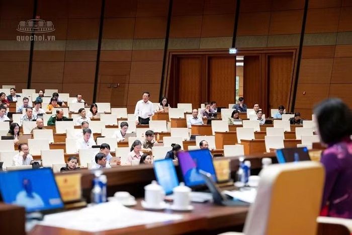 Bộ trưởng Trần Hồng Minh trả lời nhiều ý kiến ĐBQH nêu trong phiên thảo luận