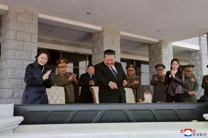 Nhà lãnh đạo Triều Tiên Kim Jong-un cùng vợ Ri Sol Ju (bên trái) và con gái Kim Ju Ae (bên phải) xem trình diễn UAV tại khu du lịch Wonsan-Kalma ngày 29-10-2026