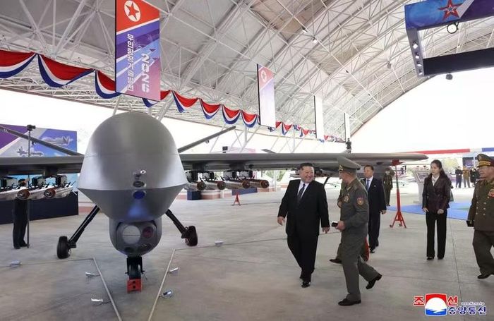 Nhà lãnh đạo Triều Tiên Kim Jong-un tại buổi triển lãm hàng không