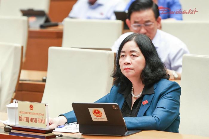 Chủ tịch UBTƯ MTTQ Việt Nam Bùi Thị Minh Hoài tham dự phiên thảo luận (Ảnh: Quang Vinh)