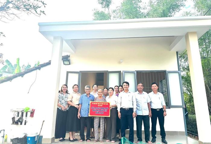 Chính quyền xã Tây Hồ hỗ trợ xây nhà Đại đoàn kết cho người dân hoàn cảnh khó khăn. Ảnh: MT.