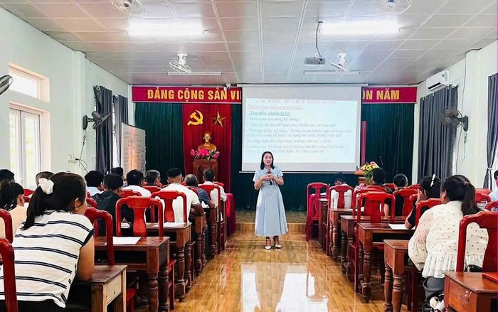 Tập huấn kỹ năng tổ chức tuyên truyền sinh hoạt chuyên đề, tuyên truyền, phổ biến chính sách, Luật pháp cho cán bộ Ban công tác Mặt trận thôn thuộc xã Ba Lòng, Tà Rụt