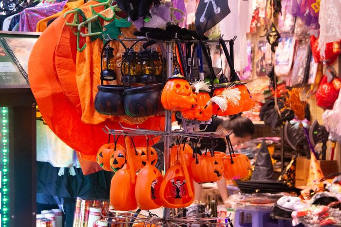 Các mặt hàng Halloween được bày bán đa dạng, từ phụ kiện trang trí đến trang phục hóa trang với nhiều mức giá khác nhau.