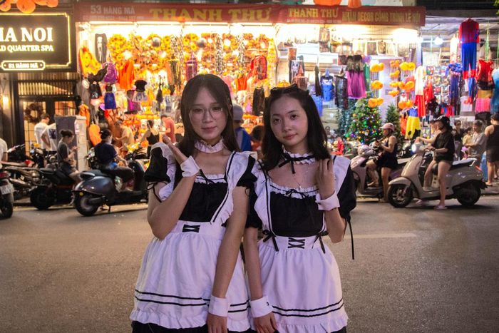Không chỉ mua sắm, nhiều bạn trẻ còn lựa chọn hóa trang và chụp ảnh tại phố Hàng Mã. Bạn Khánh Linh, 20 tuổi, chia sẻ: “Bọn mình tự tay chuẩn bị trang phục, phụ kiện hóa trang để cảm nhận không khí Halloween rõ hơn”.