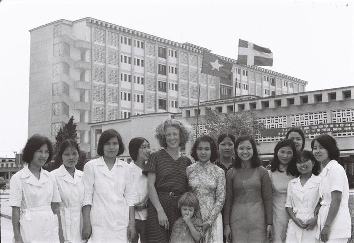 Chuyên gia y tế Thụy Điển Eva Lindskog cùng con gái 4 tuổi chụp ảnh với các nhân viên y tế tại Bệnh viện Nhi Trung ương. Ảnh: Đại sứ quán Thụy Điển tại Việt Nam.