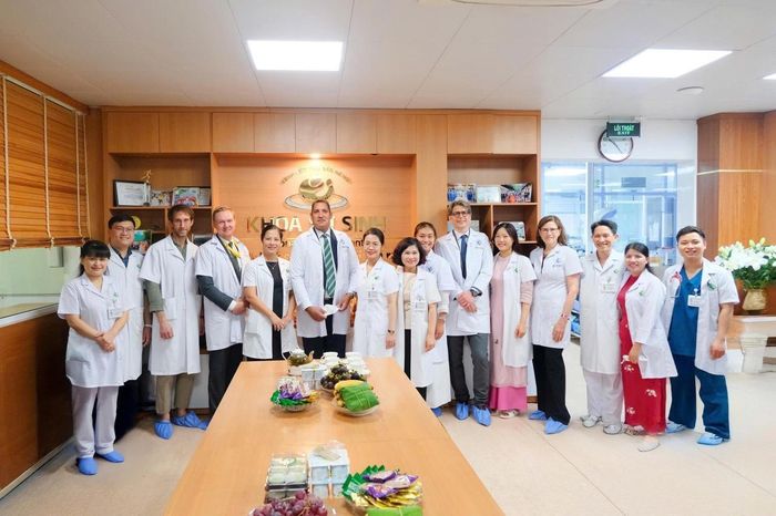 Đại sứ Thụy Điển tại Việt Nam Johan Ndisi đến thăm Bệnh viện Phụ Sản Hà Nội và chứng kiến lễ ký kết biên bản ghi nhớ hợp tác giữa bệnh viện với Viện Karolinska (Thụy Điển), hướng tới nâng cao chất lượng chăm sóc sức khỏe bà mẹ và trẻ sơ sinh, đặc biệt là trẻ sinh non. Ảnh: Đại sứ quán Thụy Điển tại Việt Nam.