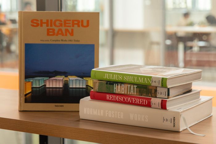  Về nguồn tài liệu, thư viện Đại học Việt Đức hiện có hơn 8.900 cuốn sách in cùng hệ thống tài nguyên điện tử quy mô lớn. Cụ thể, thư viện có hơn 1,2 tỷ sách điện tử, đồng thời tiếp cận hơn 60 cơ sở dữ liệu điện tử với trên 100.000 tạp chí. Hệ thống còn kết nối với mạng lưới thư viện toàn cầu, mở rộng khả năng tiếp cận nguồn tri thức phục vụ học tập và nghiên cứu. 