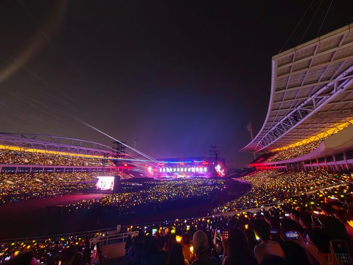 Concert của BigBang ở sân Mỹ Đình phủ kín hàng vạn khán giả.