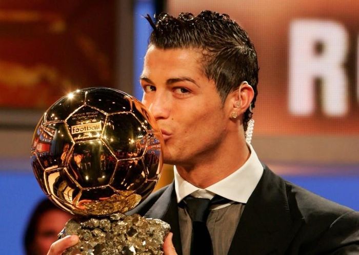 Lượng người hâm mộ khổng lồ giúp Ronaldo lấn lướt mọi đối thủ.